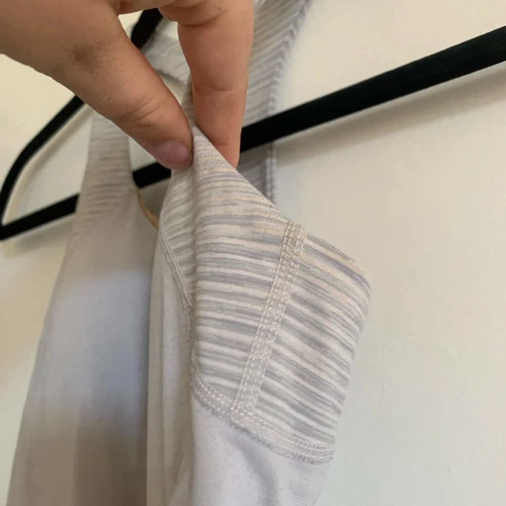 Lululemon Athletica Grey /White Striped Built in Bra Racerback Tank Top size 4 - Picture 4 of 8